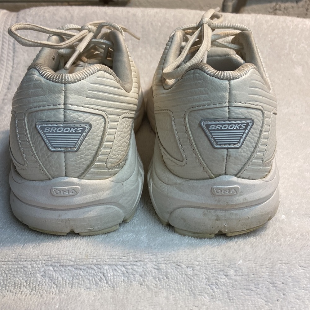 Brooks Addiction Walking Sneakers View 5